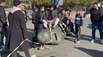 Hafız Esad'ın heykeli Emevi Meydanı'nda sürüklendi