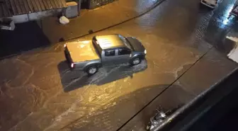 İzmir'in Dikili ilçesinde sağanak sonrası bazı iş yerlerine su bastı