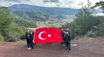 Marmaris'te Mahalle Muhtarlarından Vefa Örneği: Bayrak Direğini Onarıp Türk Bayrağını Göndere Çektim