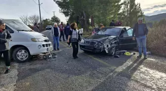 Muğla'da Minibüs ve Otomobil Çarpıştı: 3 Yaralı