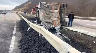 Samsun'da Kömür Yüklü Tır Devrildi: Sürücü Yaralandı