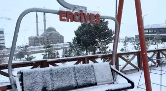 Erciyes Kayak Merkezi'nde Yağan Kar, Tatilcilerin Yüzünü Güldürdü