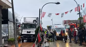 Giresun'da Kamyon ile Tır Çarpıştı: 3 Yaralı