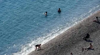 Antalya'da Yazdan Kalma Güneşli Gün Emekli Fırsat