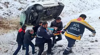 Bingöl'de Buzlanma Sebebiyle Otomobil Yan Yattı: 2 Yaralı