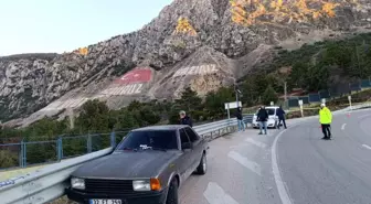 Isparta'da Kontrolden Çıkan Otomobil Bariyerlere Çarptı, Sürücü Yaralandı