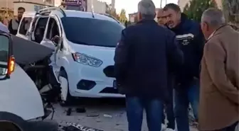 Nusaybin'de Minibüs ve Hafif Ticari Araç Çarpıştı: 1 Yaralı