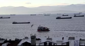 Karadeniz'de Fırtına Uyarısı: Yük Gemileri Limana Sığındı