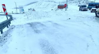 Ardahan'da Kar ve Tipi, Ağır Araç Geçişlerini Engelledi