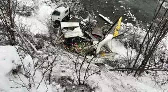 Artvin'de Kar Yağışı Nedeniyle Kamyon Dereye Yuvarlandı