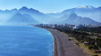 Antalya'da Güneşli Havada Deniz Keyfi