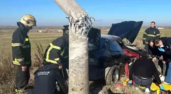 Tekirdağ'da Kontrolden Çıkan Otomobil Beton Direğe Çarptı: İki Kardeş Yaralı