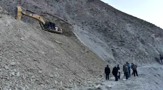 Hakkari'de Köy Yollarında Genişletme Çalışmaları İncelendi