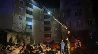 Sinop'ta bir apartmanın çatısında çıkan yangın hasara neden oldu