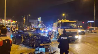 Denizli'de Motosiklete Çarpmamak İçin Manevra Yapan Sürücü, Yaralıları Bırakarak Kaçtı