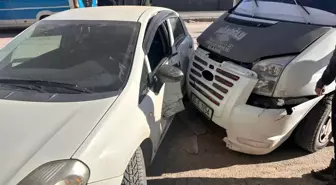 Yüksekova'da Minibüs ve Ticari Araç Çarpıştı: 1 Yaralı