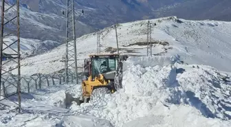 Fidan Tepe Üs Bölgesi'nin Yolu Karla Mücadele Ekipleri Tarafından Açıldı