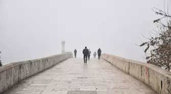 Kuzey Makedonya'da Hava Kirliliği ve Sis Görüş Mesafesini Düşürdü