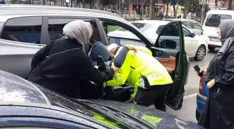 Trafik Polisi, Özel Gereksinimli Çocuğuyla Zorlanan Annenin Yardımına Koştu