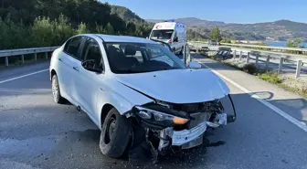 Sinop'ta Bariyere Çarpan Otomobilde 5 Kişi Yaralandı