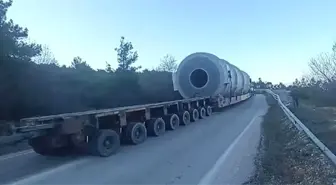 Cebri Boru Taşıyan Tır, Niksar'da Trafiği Kilitledi