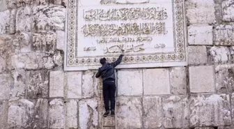 Emevi Camii duvarındaki Hafız Esad adı söküldü