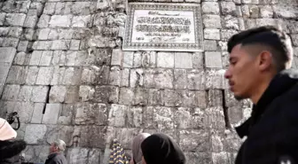 Emevi Camii'nde Hafız Esad'ın Adı Silindi