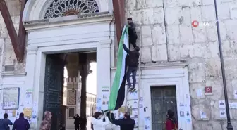 Emevi Camii'nde Hafız Esad'ın İsimleri Çekiçle Kazındı