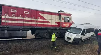 Babaeski'de Yük Treni Servis Minibüsüne Çarptı: 2 Yaralı