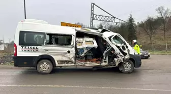 Kırklareli'nde Treniyle Minibüs Çarpıştı: 2 Yaralı