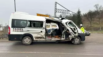 Kırklareli'nde Trenin Minibüse Çarpması Sonucu 5 Yaralı