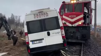 Kırklareli'nde yük treni işçi servisine çarptı: 2 yaralı var