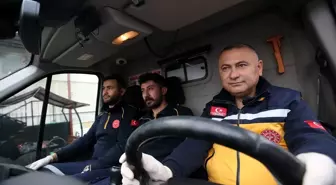 Ambulans Şoförü Kadir Yiğital, 52 Yaşında Paramedik Olmaya Karar Verdi