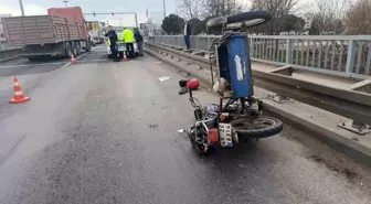 Turgutlu'da Motosiklet Tıra Çarptı: Sürücü Ağır Yaralı