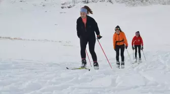 Yüksekova'da Kayak Sporcuları Milli Takım Hedefiyle Antrenmanlarını Sürdürüyor