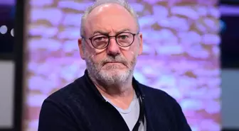 İrlandalı oyuncu Liam Cunningham, tonlarca bomba atılan insanlar için sessiz kalmayacağını söyledi