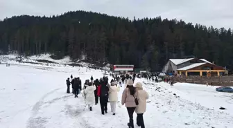 Çankırı'da Üniversite Öğrencileri Ilgaz Dağı'nda Kar Eğlencesi Yaşadı