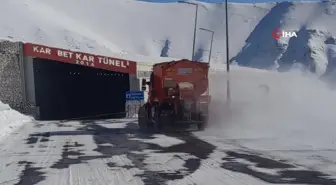 Van-Bahçesaray karayolu çığ sonrası ulaşıma açıldı