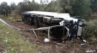 Balıkesir'de TIR Kaza Yaptı, Sürücü Yaralı