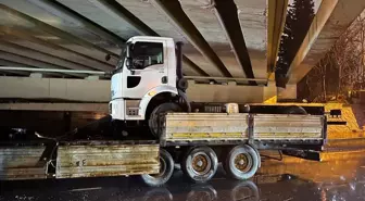 İstanbul Bakırköy'de Üst Geçitte Yine Kaza: Sürücü Kaçtı