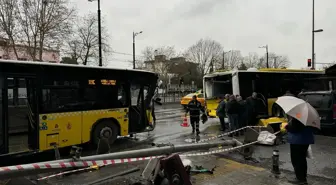 Fatih'te İETT Otobüsü Kazası: Kaldırıma Çıkan Otobüs Hasar Verdi