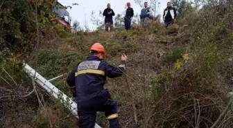 Erzin'de Hafif Ticari Araç Devrildi: 2 Yaralı