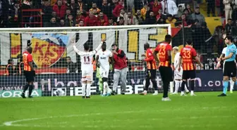 Kayserispor-Galatasaray Maçında Taraftarın Sahaya Girişi Olay Yarattı