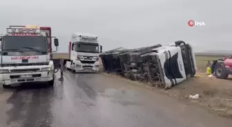 Mısır Yüklü Tır Devrildi, Tonlarca Mısır Araziye Saçıldı