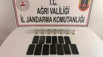 Ağrı'da Kaçakçılıkla Mücadele: 13 Cep Telefonu ve 14 Kulaklık Ele Geçirildi