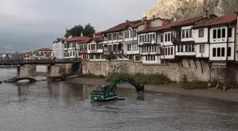 Amasya Yeşilırmak Nehri'nde Temizlik ve Dolgu Çalışmaları Sürüyor