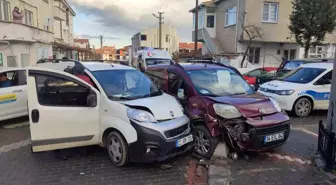 Edirne'de Hafif Ticari Araçlar Çarpıştı: Baba ve Oğlu Yaralandı