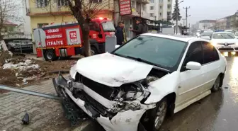 Adıyaman'da Minibüs ile Otomobil Çarpıştı: 3 Yaralı