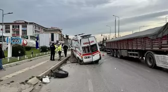 Samsun'da Ambulans ile Tır Çarpıştı: Şoför Yaralı