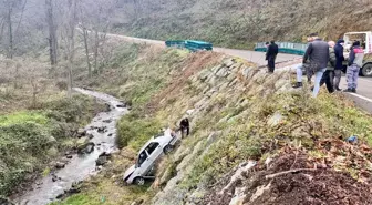 Akçaabat'ta Otomobil Dere Yatağına Devrildi: 4 Yaralı